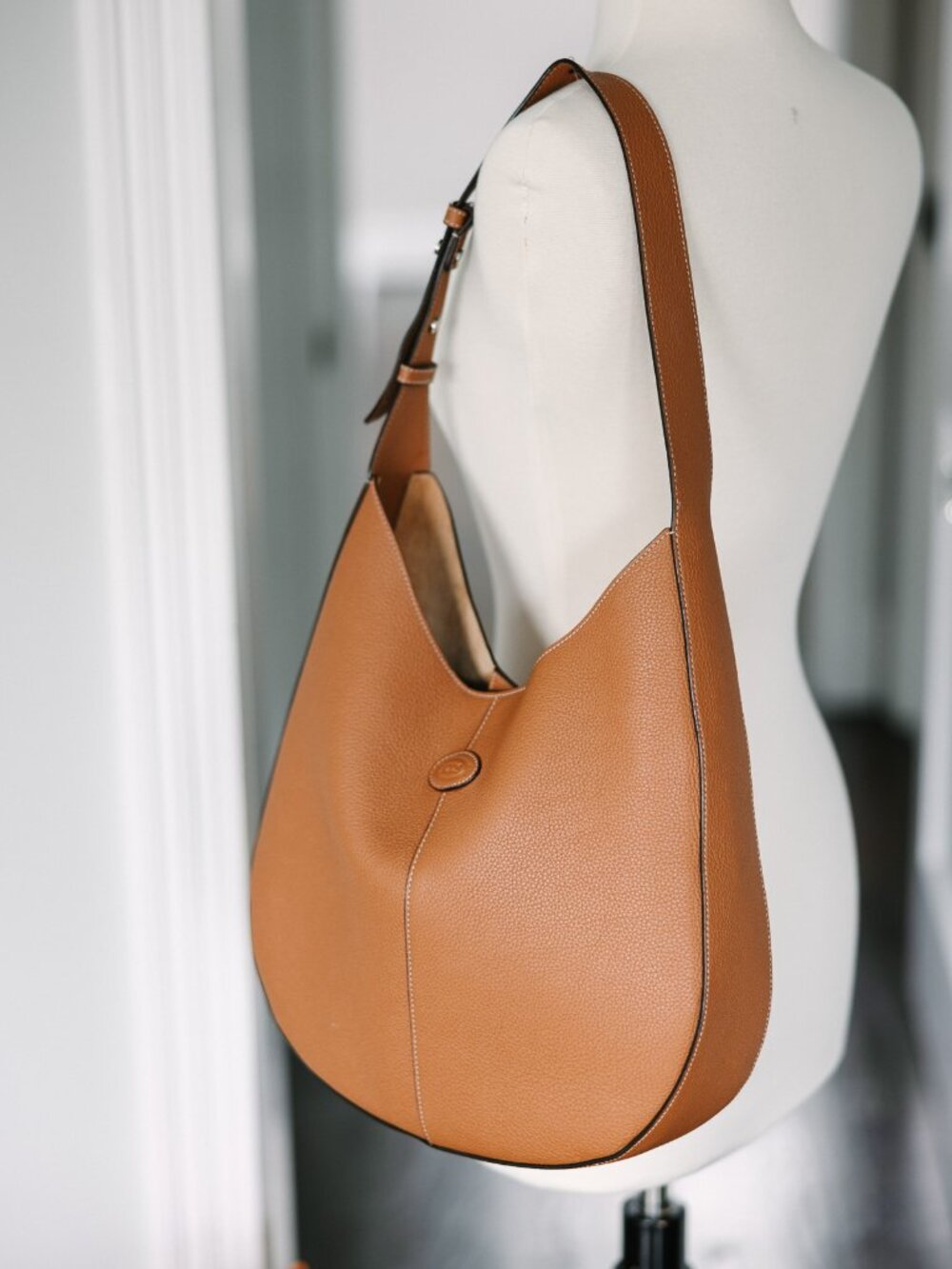 Tod's Oboe Hobo Bag - Pebbled Tan Calfskin Leather - Picture 7 of 12
